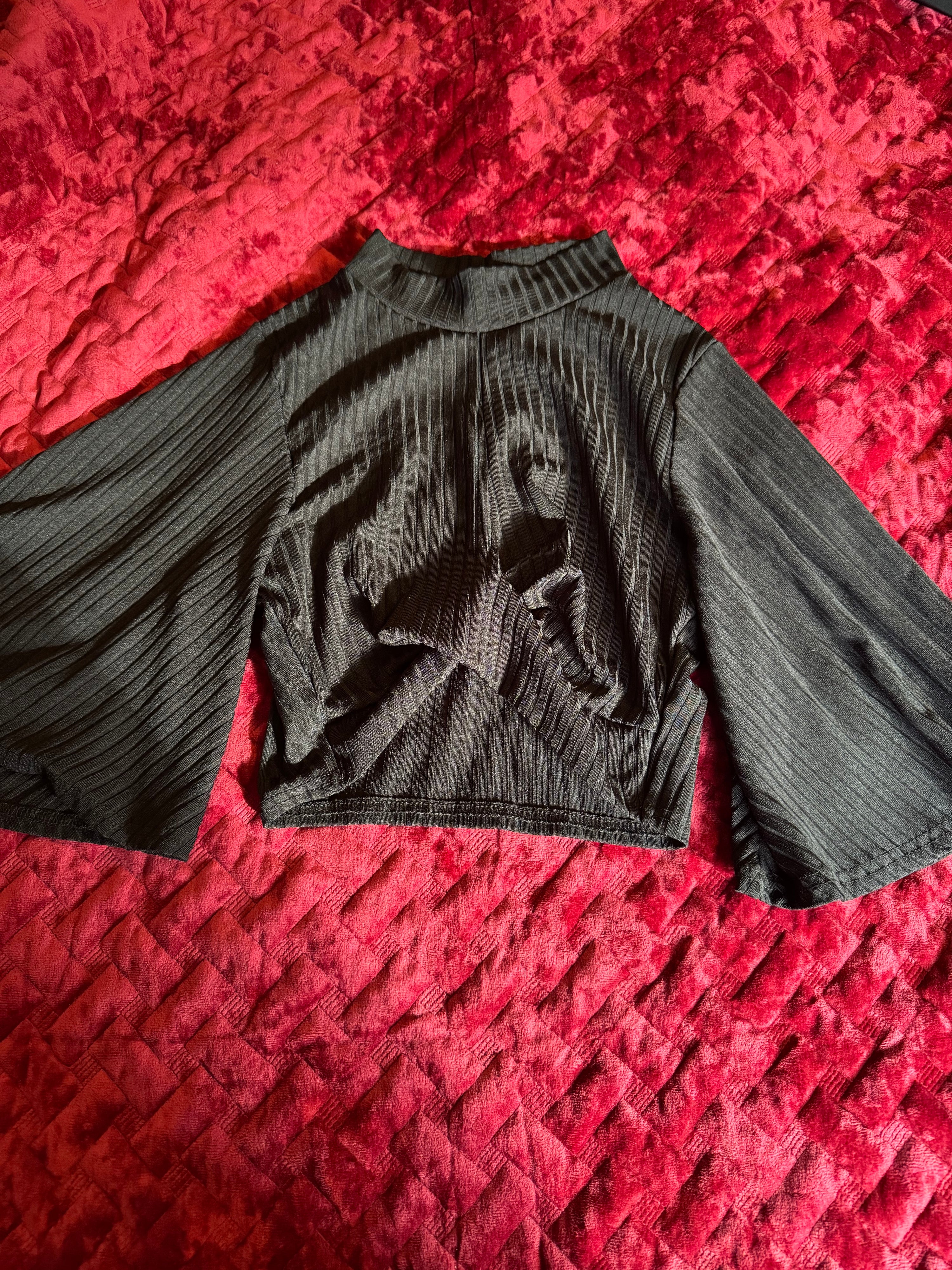 CROPPED BLACK TOP